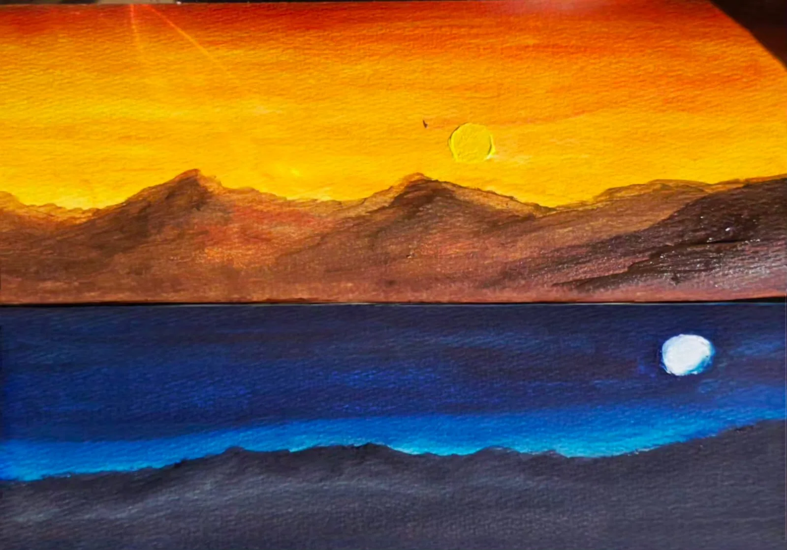 Paisaje acuarelado nocturno en tonos azules, violetas y dorados